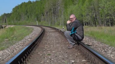 Depresif Engelli adam demiryolu üzerinde oturan ve ağlama sexpartyn iken sahip yıldızlar 