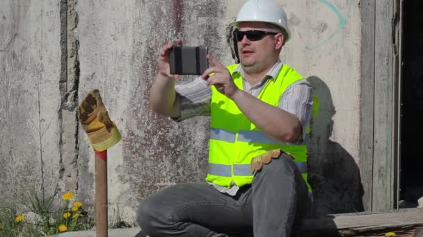 Feliz trabajador de la construcción tomar selfie — Vídeos de Stock