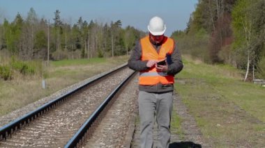 Yürüyüş ve tablet Pc yakınındaki tren kullanma demiryolu işçisi