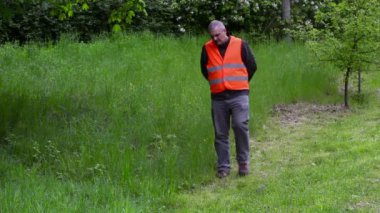 Kötü kalite kesme çim yakınındaki kızgın peyzaj Yöneticisi 
