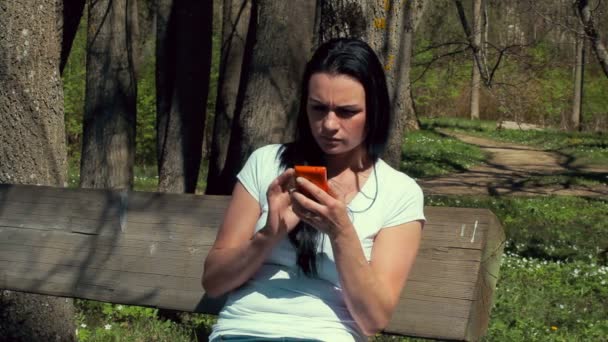 Mujer usando teléfono inteligente — Vídeo de stock