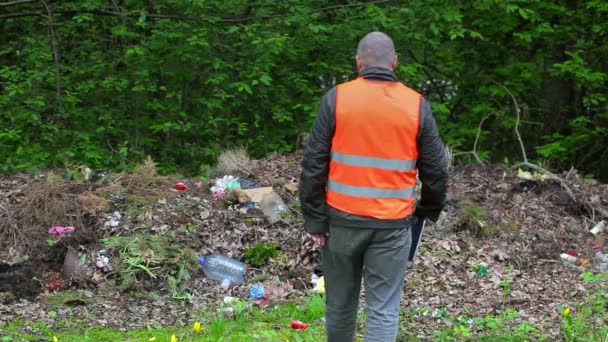 Oficial ambiental escreve em parque poluído — Vídeo de Stock