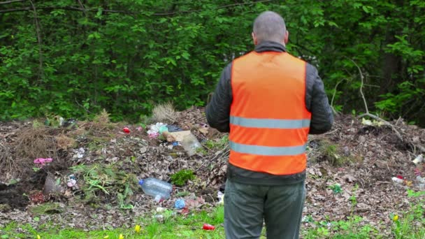 環境担当役員は、汚染された公園でスマート フォンで写真を撮る — ストック動画