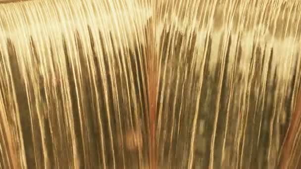 Wasserfall in Goldfarbe — Stockvideo