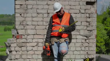Düşünceli Oluşturucu duvara yakın ölçüm bandı ile
