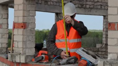 Bitmemiş binaya ölçüm bandı kullanarak Oluşturucu