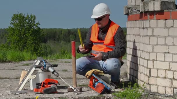Builder using tablet PC and measuring tape — Stock Video