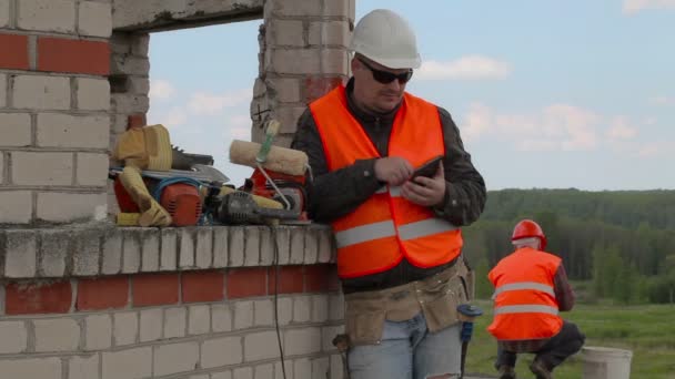 Construtor feliz usando tablet PC — Vídeo de Stock