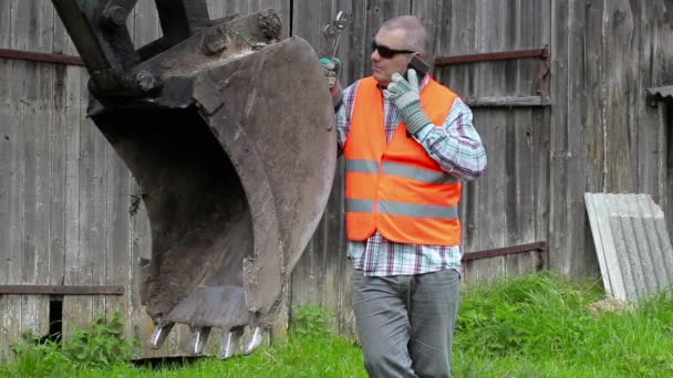 Bauherr trinkt Wasser an Sommertagen — Stockvideo