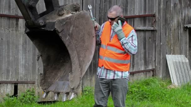 Bauherr trinkt Wasser an Sommertagen — Stockvideo