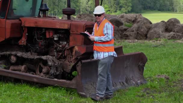 Builder drinking water in summer day — Stock Video