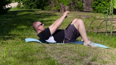 Kilolu adamla yapmak düz bir karın için egzersizler 