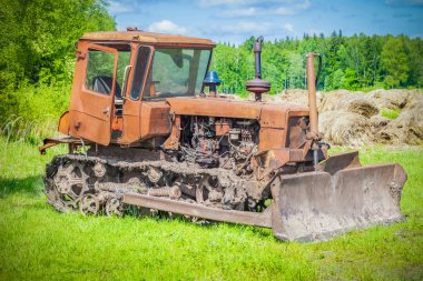 Eski, terk edilmiş, paslı buldozer sahada 