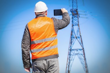 Elektrikçi yüksek voltajlı güç hatları teknik durumu incelemek 