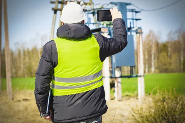 Electrician inspect the power lines technical condition — Stock Photo, Image
