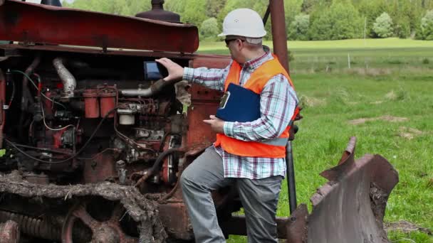 Arbetstagaren tar bild av dieselmotor — Stockvideo