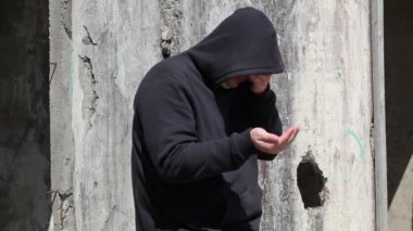 Dilenci uzanmış el ile 