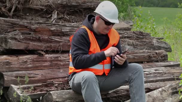 Trabajador que compara los términos de referencia — Vídeo de stock