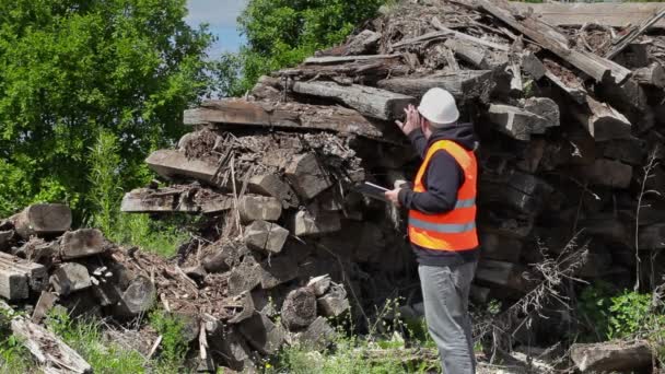 Pracownik kontroli i pisanie — Wideo stockowe