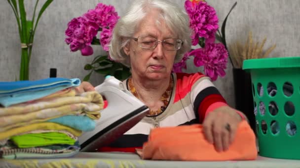 Mulher idosa engomando no quarto — Vídeo de Stock