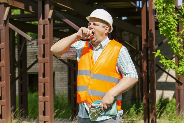 Müder Arbeiter gähnt an Sommertagen — Stockfoto