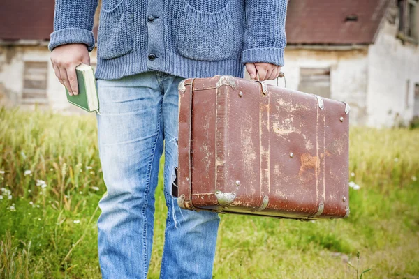 Чоловік з валізою і книгою — стокове фото