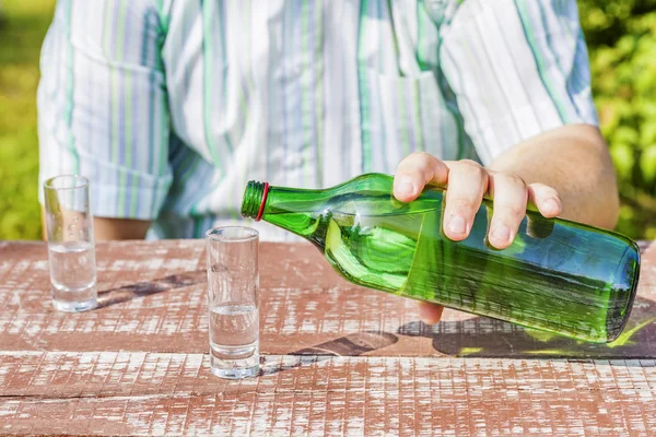 L'homme a versé un verre d'alcool — Photo