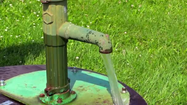 Water pomp werkt en waterstromen op grond — Stockvideo