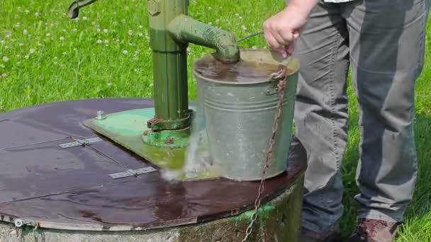Человек вылил воду из ведра — стоковое видео