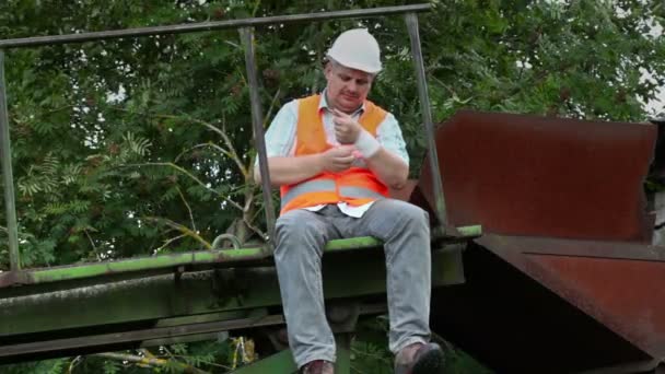 Arbeiter wickeln Hand mit Gaze — Stockvideo