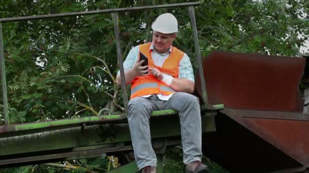 Travailleur passer un appel sur le téléphone intelligent — Video