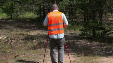 Uzun yürüyüşe çıkan kimse baston yaz de orman yol ile 