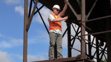 İşçi tankları yakın cep telefonuyla fotoğraf çekmek