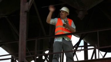 İşçi konuşmak ve gösterileri başparmak çevre tankları 