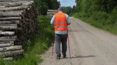 Ormanda çekip uzun yürüyüşe çıkan kimse 
