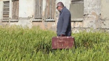 Bina adam bavul yakınındaki yürüme ile terk 