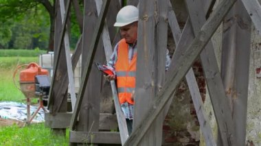 Tablet Pc kullanma ve iskele üzerinden seyir inşaat işçisi