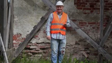 Tablet PC ve gülüyor ahşap iskele yakınındaki isteyen inşaat işçisi 