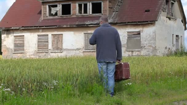 Man met koffer neemt foto's op tablet Pc in de buurt van verlaten gebouw — Stockvideo