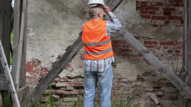 Ahşap iskele kontrol inşaat işçisi