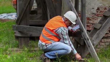 İnşaat işçisi ahşap iskele ve tablet Pc kullanarak denetleme