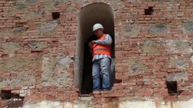 Tablet Pc kullanma ve eski duvar kontrol inşaat işçisi