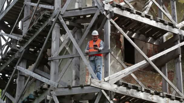 Trabajador de la construcción muestra el pulgar hacia arriba y tomar fotos en la tableta PC — Vídeos de Stock