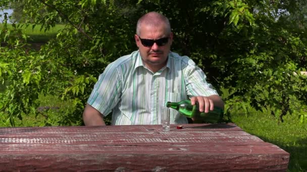 Muž se nalil a vypít sklenku alkoholu — Stock video