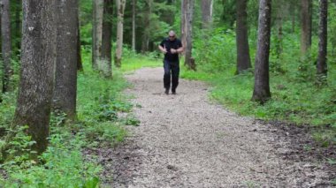 Runner epigastrik ağrı ile orman yollar üzerinde 