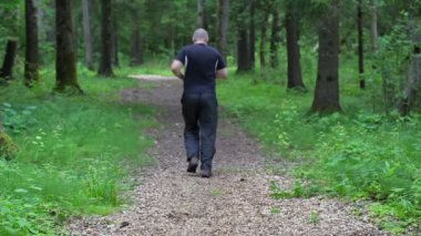 Yavaş yavaş kaçıp orman izinde Runner