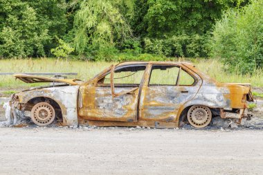 Araba enkazından yolun kenarında yaktı 