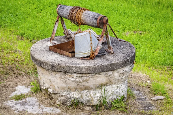 Alter Brunnen mit Eimer — Stockfoto