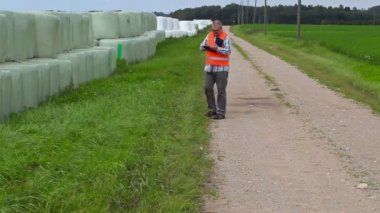 Numaralandırma ve saman balya yürüyüş çiftçi