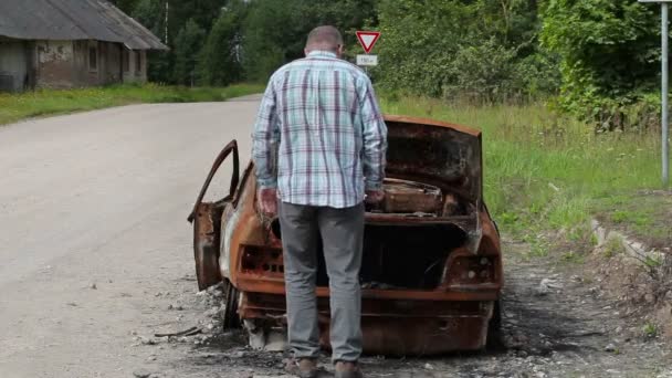 Homem estressante perto de naufrágio de carro — Vídeo de Stock